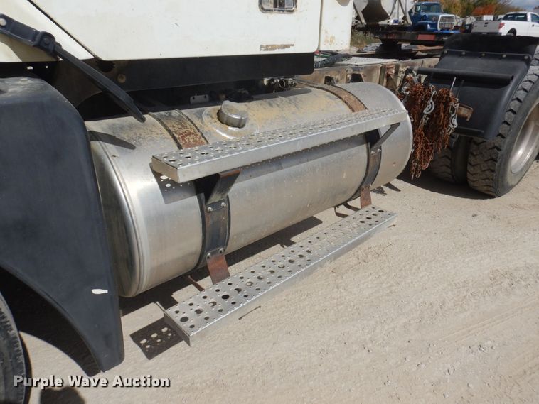 image for item DP0373 2004 Freightliner Columbia 120  semi truck