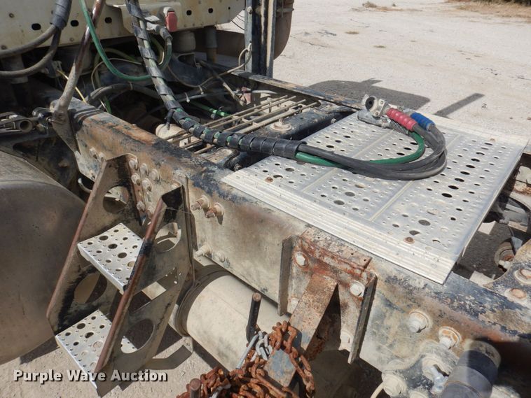 image for item DP0373 2004 Freightliner Columbia 120  semi truck