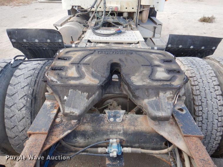 image for item DP0373 2004 Freightliner Columbia 120  semi truck