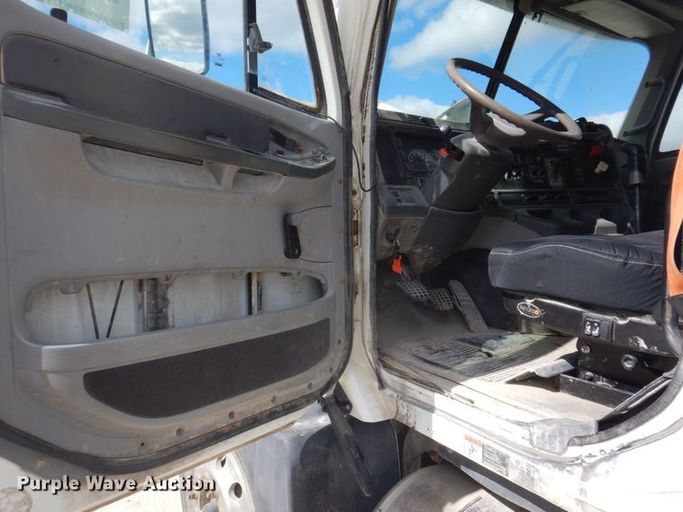 image for item DP0373 2004 Freightliner Columbia 120  semi truck