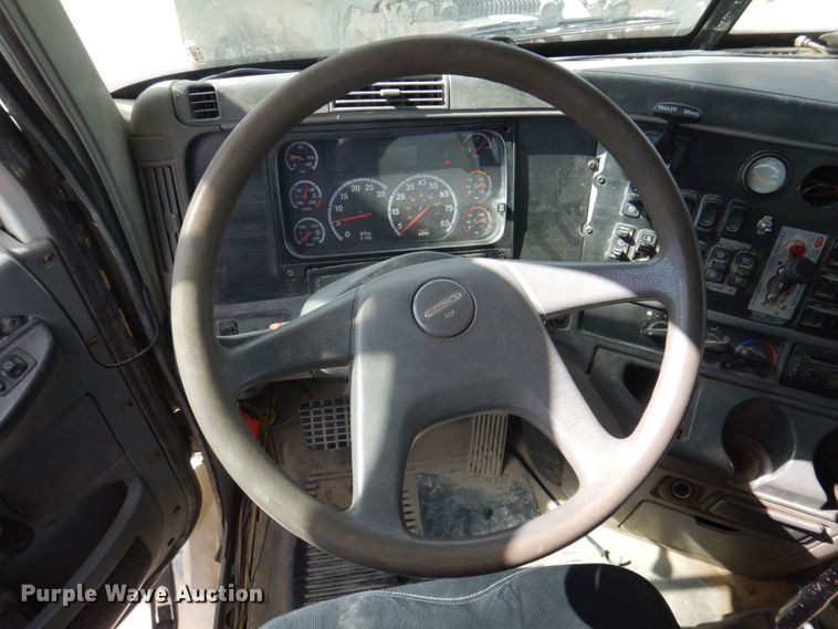 image for item DP0373 2004 Freightliner Columbia 120  semi truck