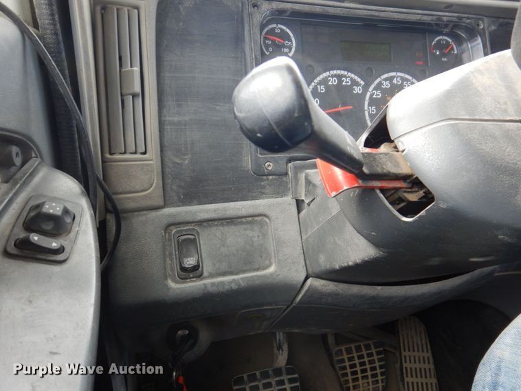 image for item DP0373 2004 Freightliner Columbia 120  semi truck