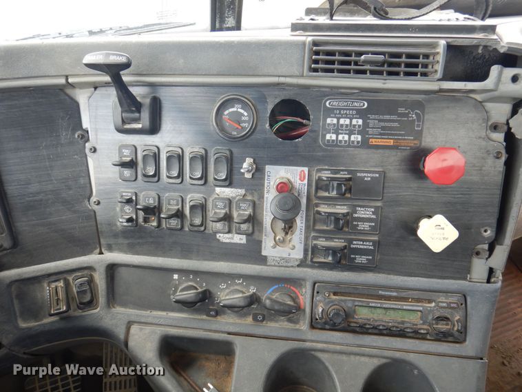 image for item DP0373 2004 Freightliner Columbia 120  semi truck