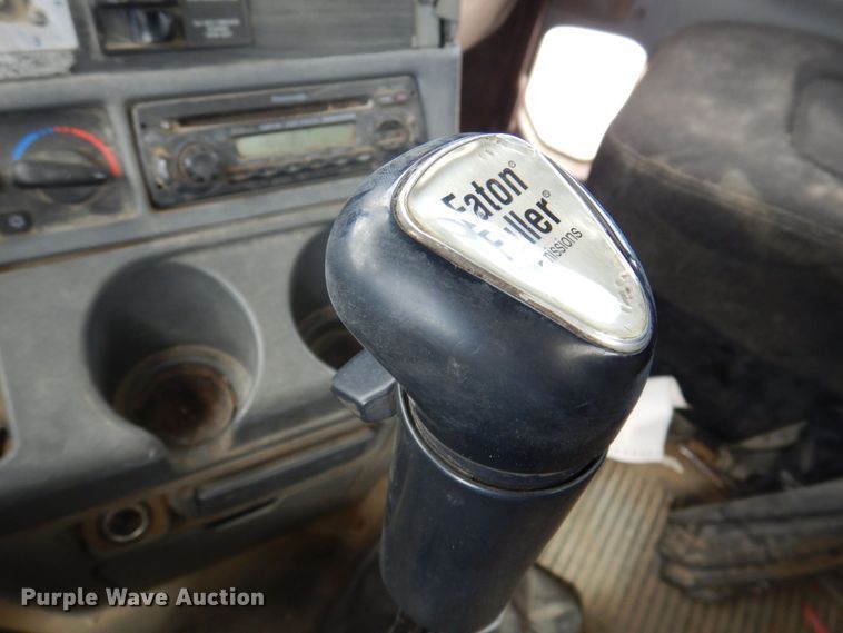 image for item DP0373 2004 Freightliner Columbia 120  semi truck