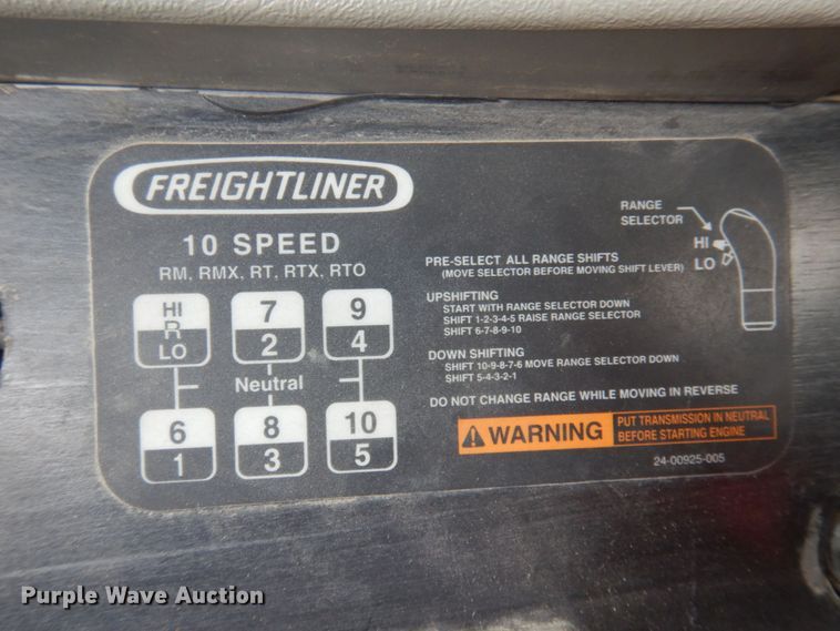 image for item DP0373 2004 Freightliner Columbia 120  semi truck