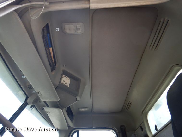 image for item DP0373 2004 Freightliner Columbia 120  semi truck