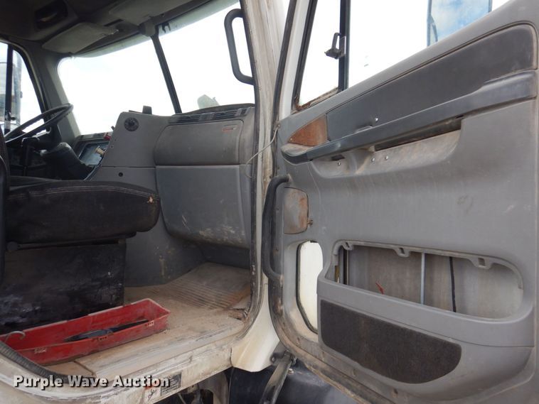 image for item DP0373 2004 Freightliner Columbia 120  semi truck