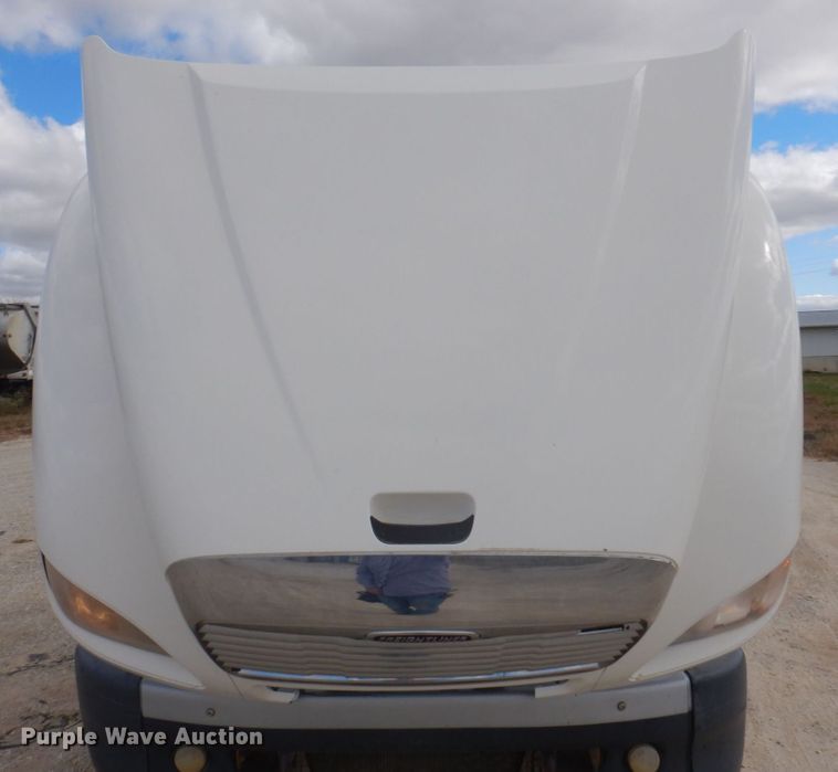 image for item DP0373 2004 Freightliner Columbia 120  semi truck