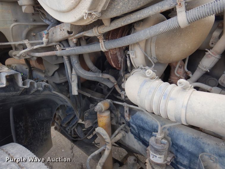 image for item DP0373 2004 Freightliner Columbia 120  semi truck