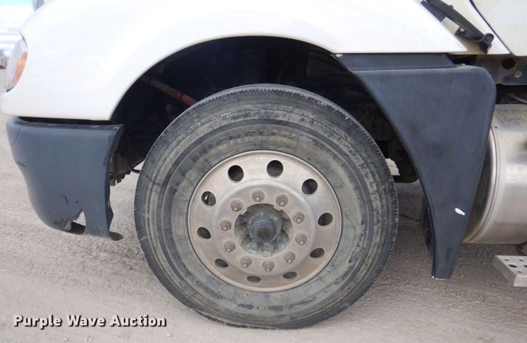 image for item DP0373 2004 Freightliner Columbia 120  semi truck