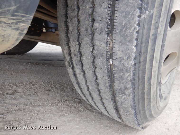 image for item DP0373 2004 Freightliner Columbia 120  semi truck