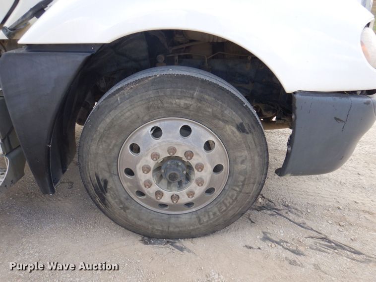 image for item DP0373 2004 Freightliner Columbia 120  semi truck