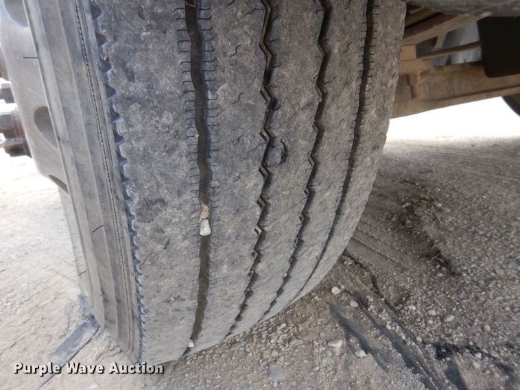 image for item DP0373 2004 Freightliner Columbia 120  semi truck