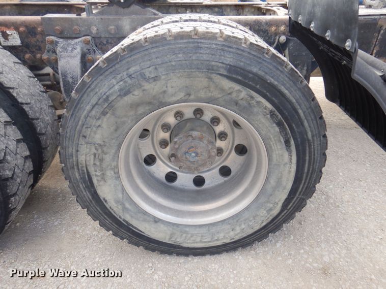 image for item DP0373 2004 Freightliner Columbia 120  semi truck