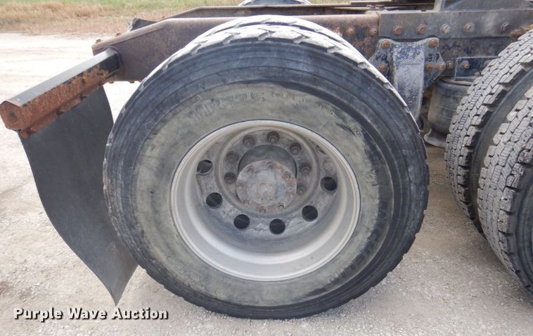 image for item DP0373 2004 Freightliner Columbia 120  semi truck