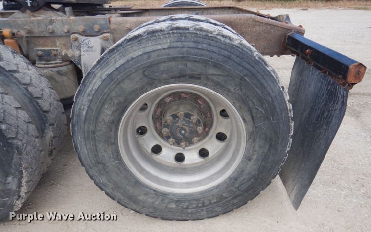 image for item DP0373 2004 Freightliner Columbia 120  semi truck