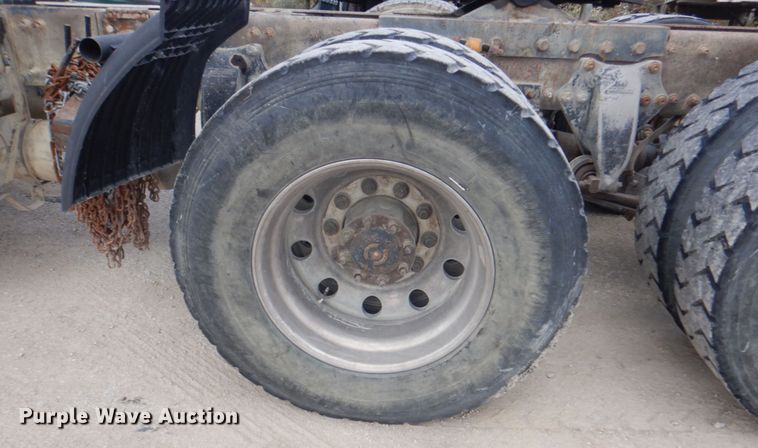 image for item DP0373 2004 Freightliner Columbia 120  semi truck