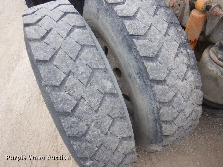 image for item DP0373 2004 Freightliner Columbia 120  semi truck