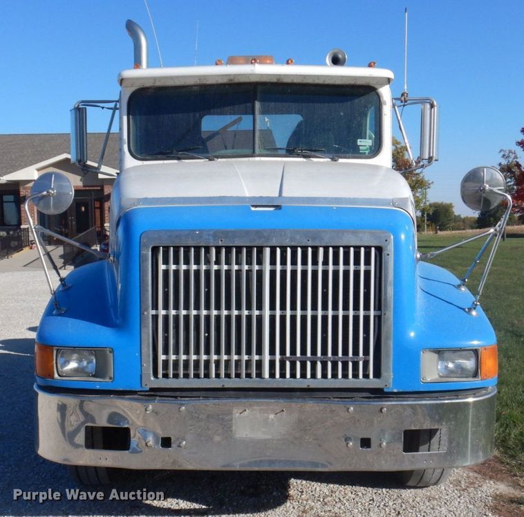 image for item DP0390 1996 International 9400  semi truck