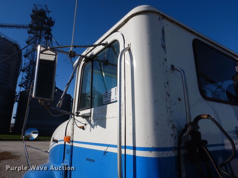 image for item DP0390 1996 International 9400  semi truck