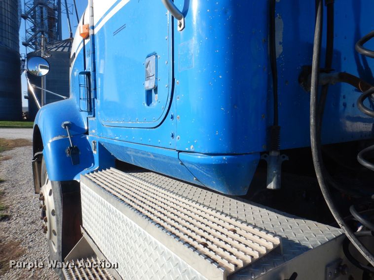 image for item DP0390 1996 International 9400  semi truck