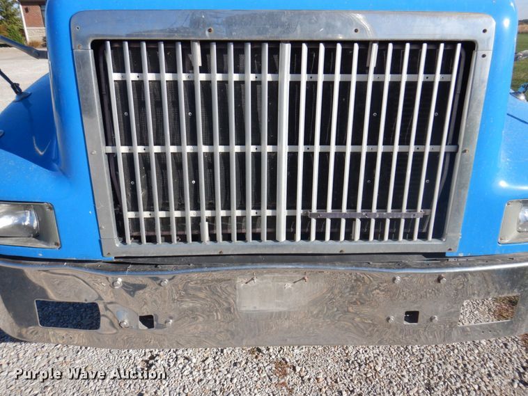 image for item DP0390 1996 International 9400  semi truck