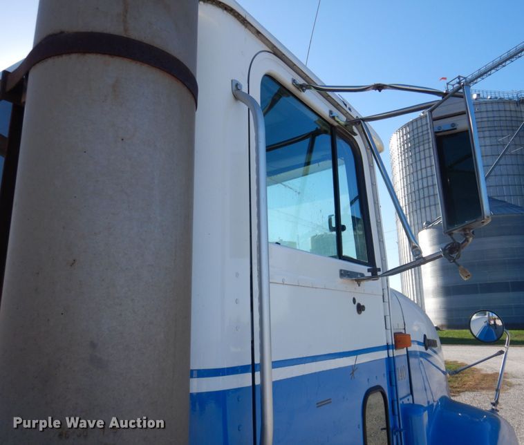 image for item DP0390 1996 International 9400  semi truck