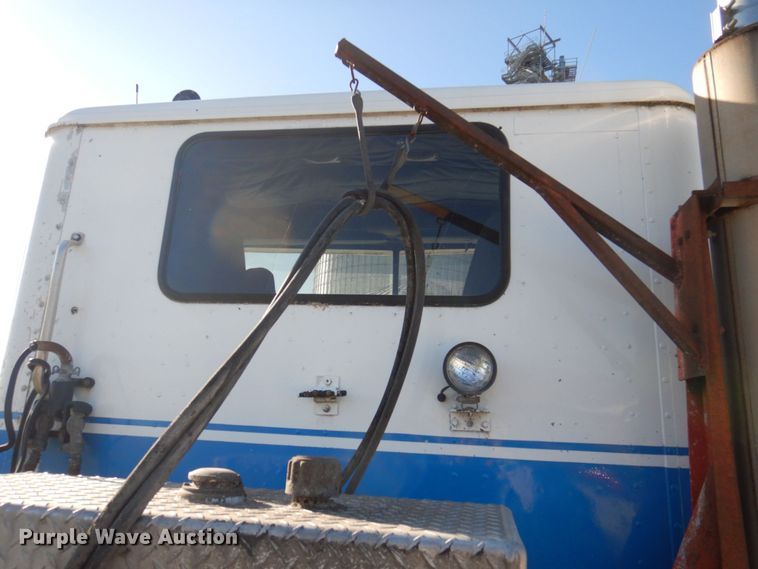 image for item DP0390 1996 International 9400  semi truck