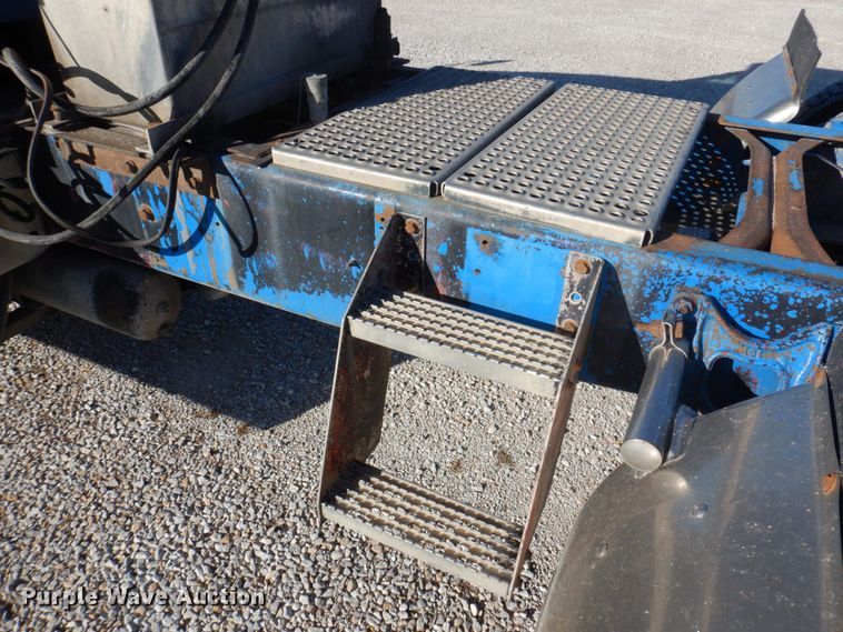 image for item DP0390 1996 International 9400  semi truck