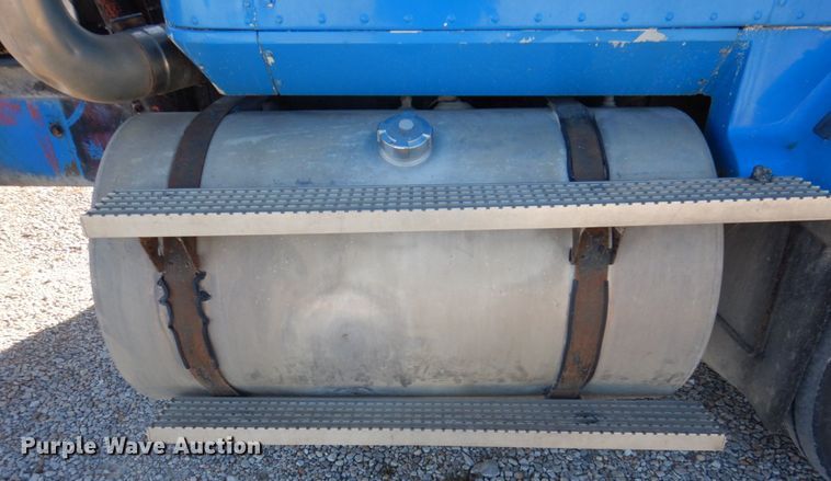 image for item DP0390 1996 International 9400  semi truck