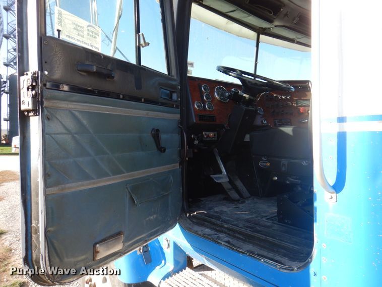 image for item DP0390 1996 International 9400  semi truck