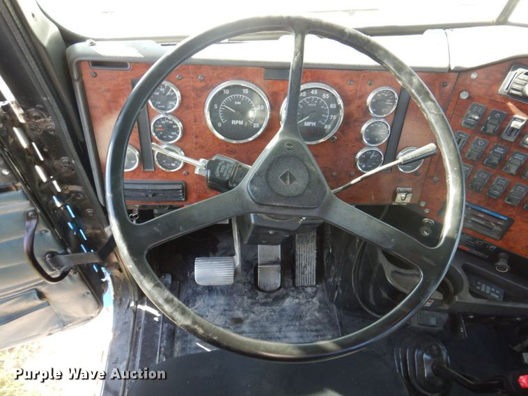 image for item DP0390 1996 International 9400  semi truck