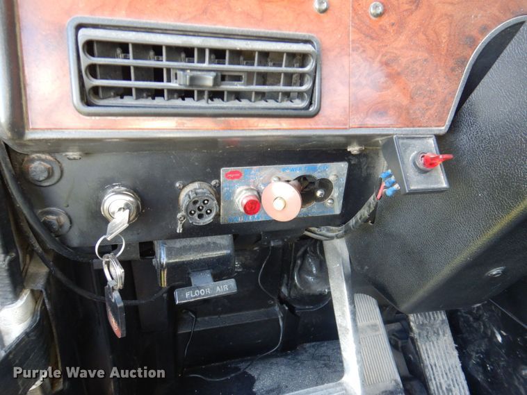 image for item DP0390 1996 International 9400  semi truck