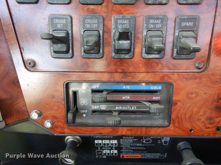 image for item DP0390 1996 International 9400  semi truck