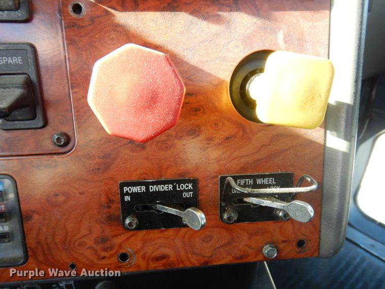 image for item DP0390 1996 International 9400  semi truck