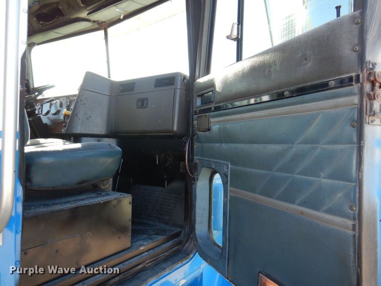 image for item DP0390 1996 International 9400  semi truck