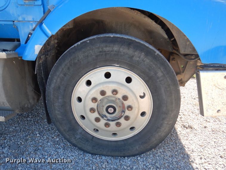 image for item DP0390 1996 International 9400  semi truck