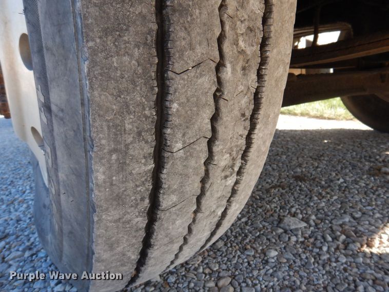 image for item DP0390 1996 International 9400  semi truck