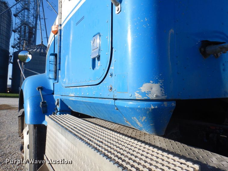 image for item DP0391 1996 International 9400  semi truck