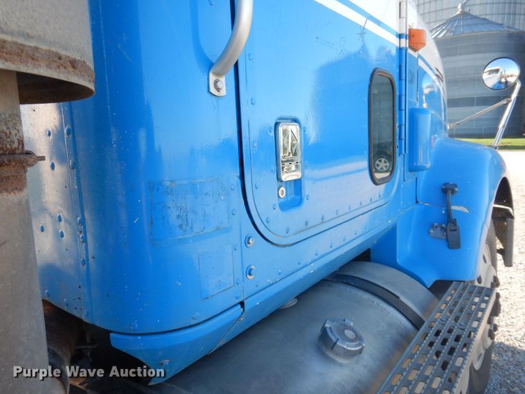 image for item DP0391 1996 International 9400  semi truck