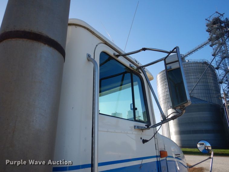 image for item DP0391 1996 International 9400  semi truck