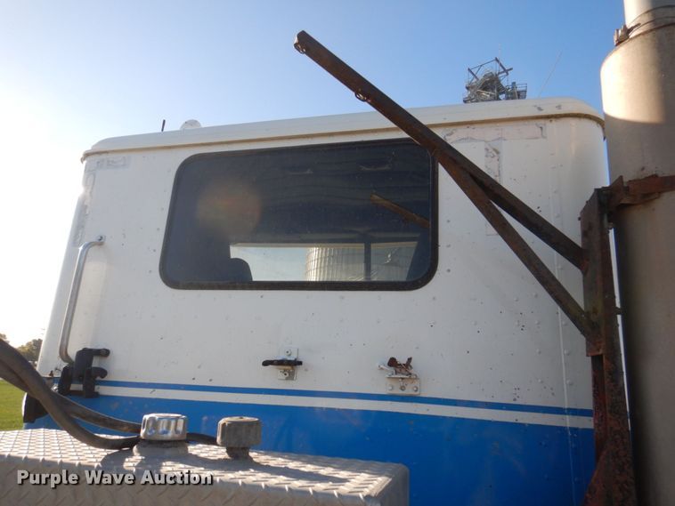 image for item DP0391 1996 International 9400  semi truck