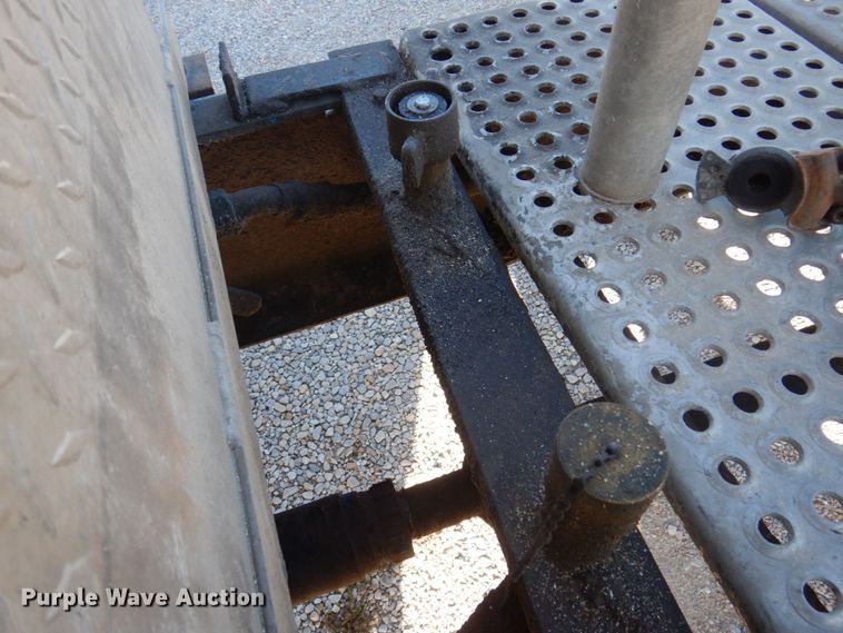 image for item DP0391 1996 International 9400  semi truck