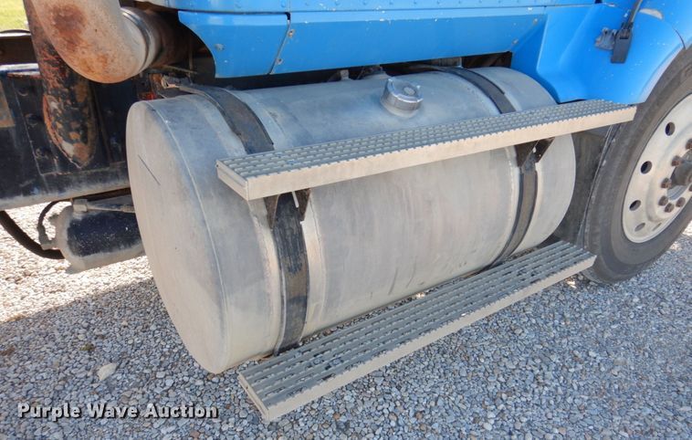 image for item DP0391 1996 International 9400  semi truck