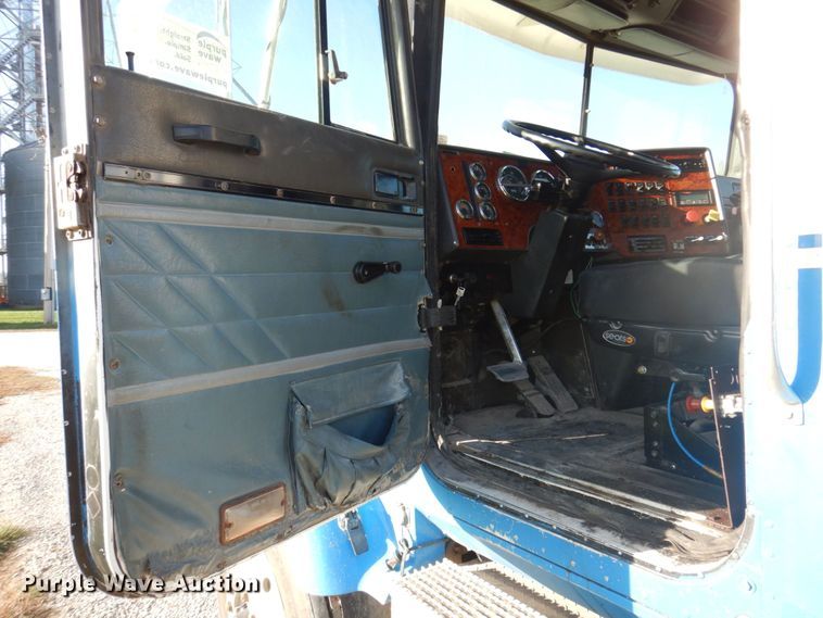 image for item DP0391 1996 International 9400  semi truck