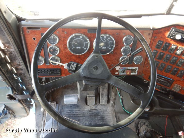 image for item DP0391 1996 International 9400  semi truck