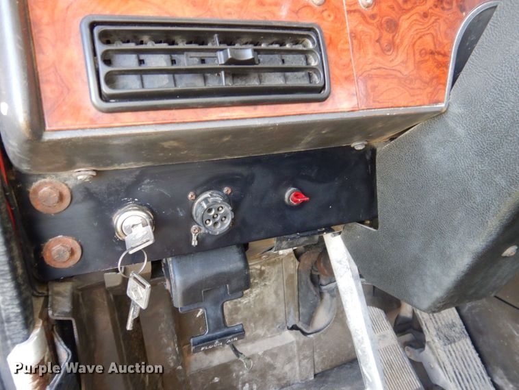 image for item DP0391 1996 International 9400  semi truck