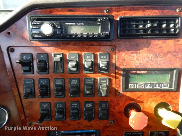 image for item DP0391 1996 International 9400  semi truck