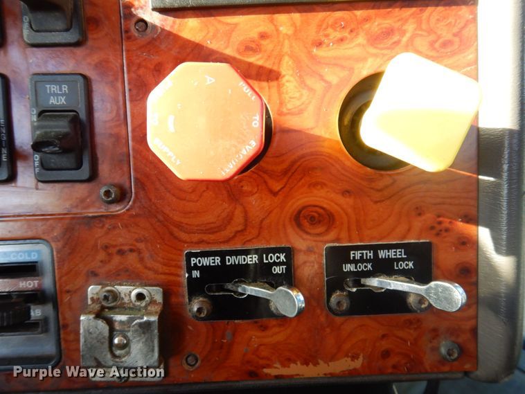 image for item DP0391 1996 International 9400  semi truck