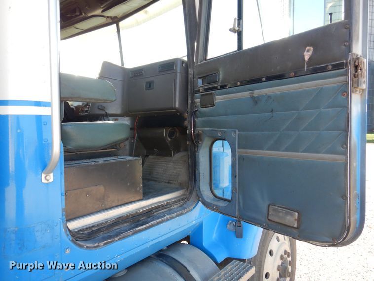 image for item DP0391 1996 International 9400  semi truck